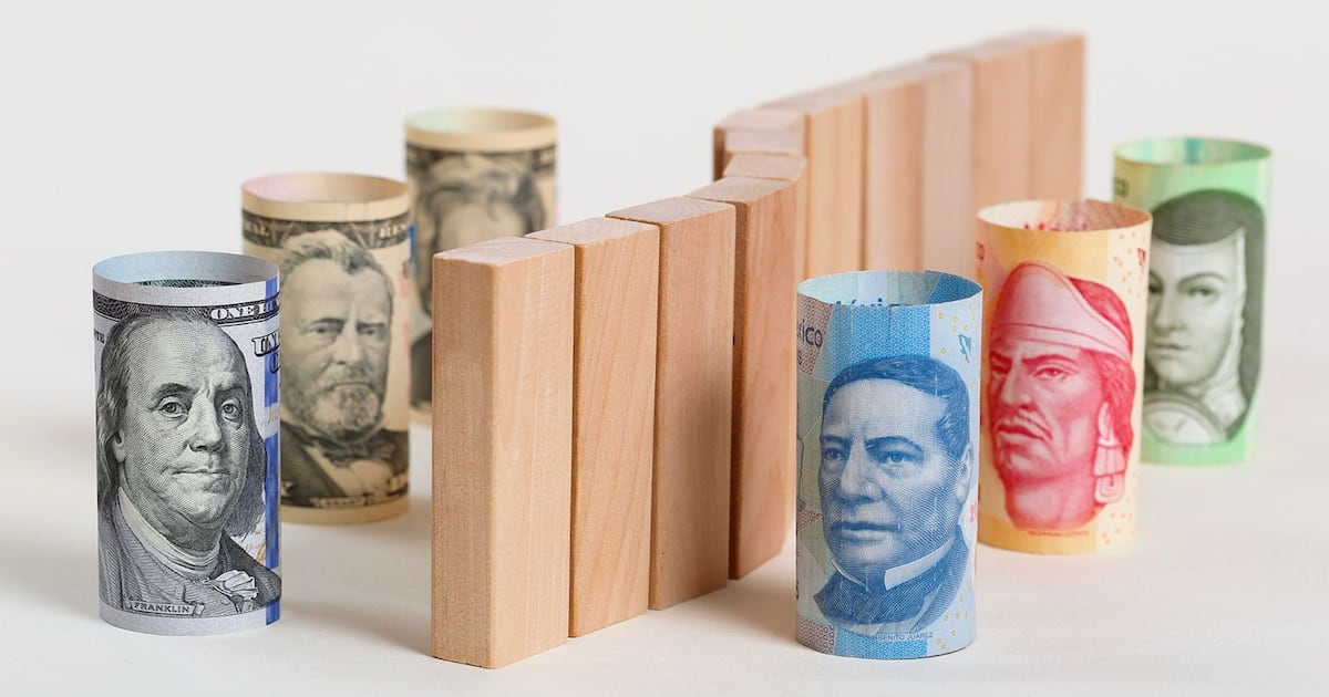 Peso registra su peor jornada en 6 meses y alcanza 17.5 unidades por dólar