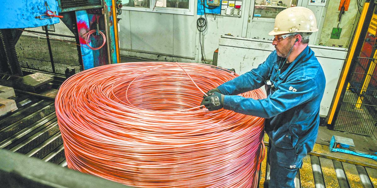 Precios del cobre suben por debilidad del dólar y escasez de oferta en China