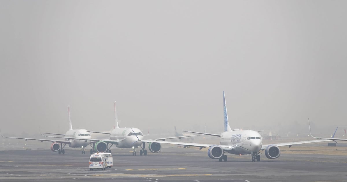 Hacienda propone alzas en derechos a trenes privados y aviación: Boletos de avión subirían precios