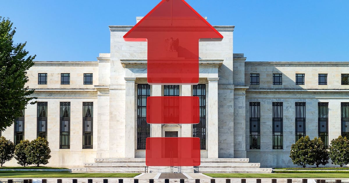 Fed sube tasas por primera vez desde 2023 y perfila otra alza