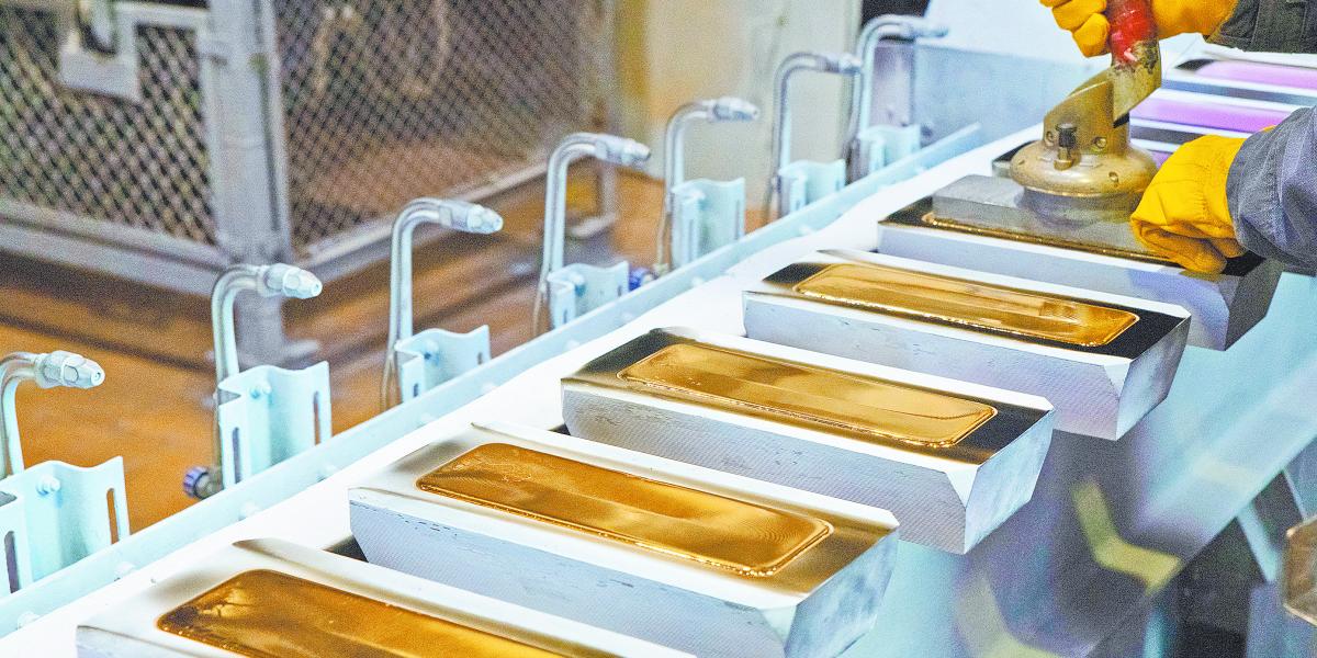 Oro cae 2% y toca mínimo de dos semanas por alza de rendimientos y fortaleza del dólar