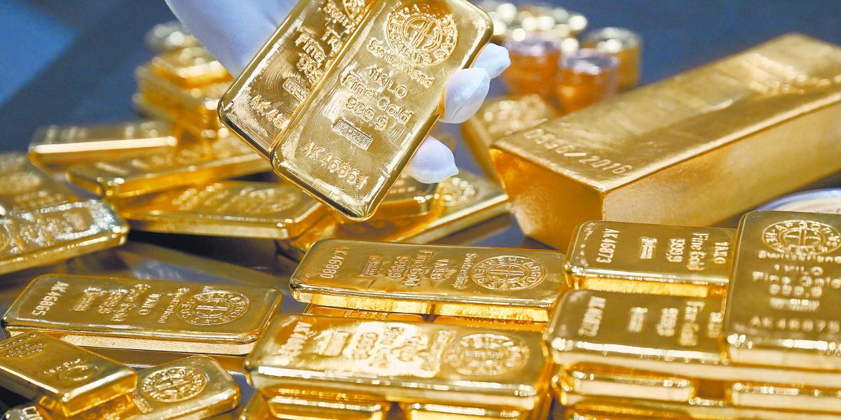 Oro sube 1% tras tocar mínimo de más de siete semanas, con foco en datos económicos de EU