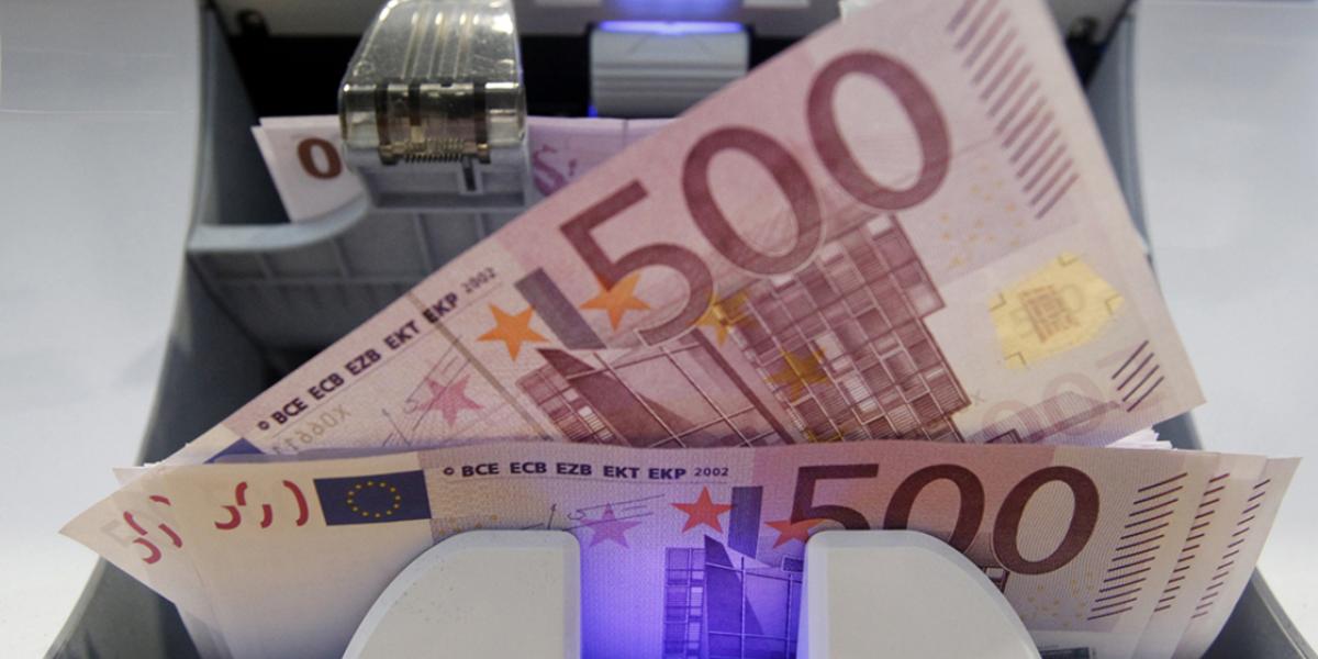 El euro cae a mínimo de 17 meses, golpeado por combinación de tasas de interés e inflación