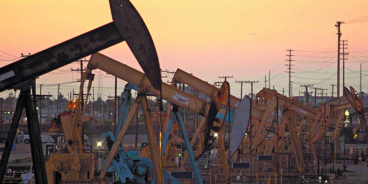 Precios del petróleo cierran con caídas ante perspectiva de que la AIE libere más reservas