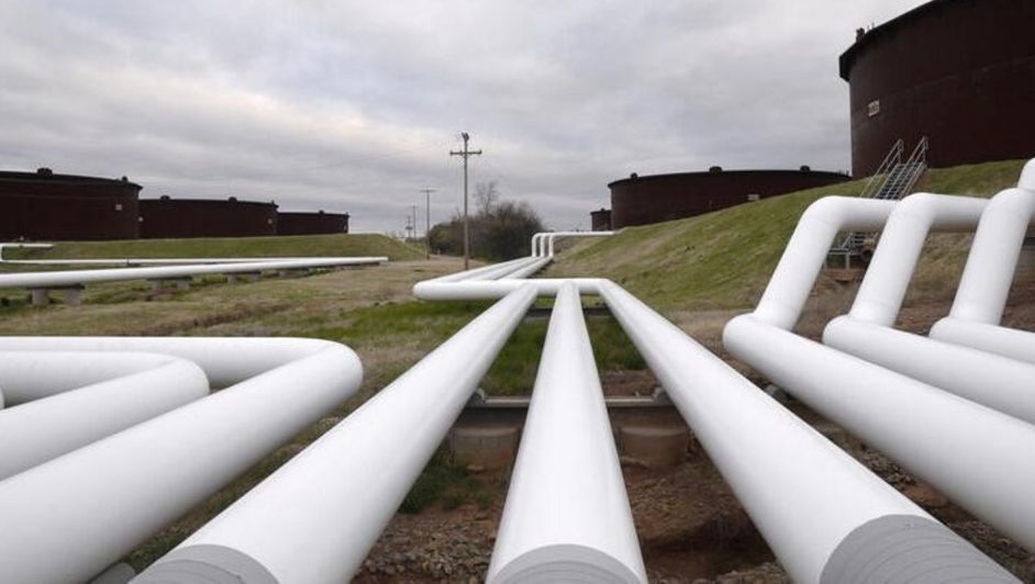 Baja precio del petróleo pero mantiene nivel cercano a máximos de seis meses tras ataques a Arabia Saudita